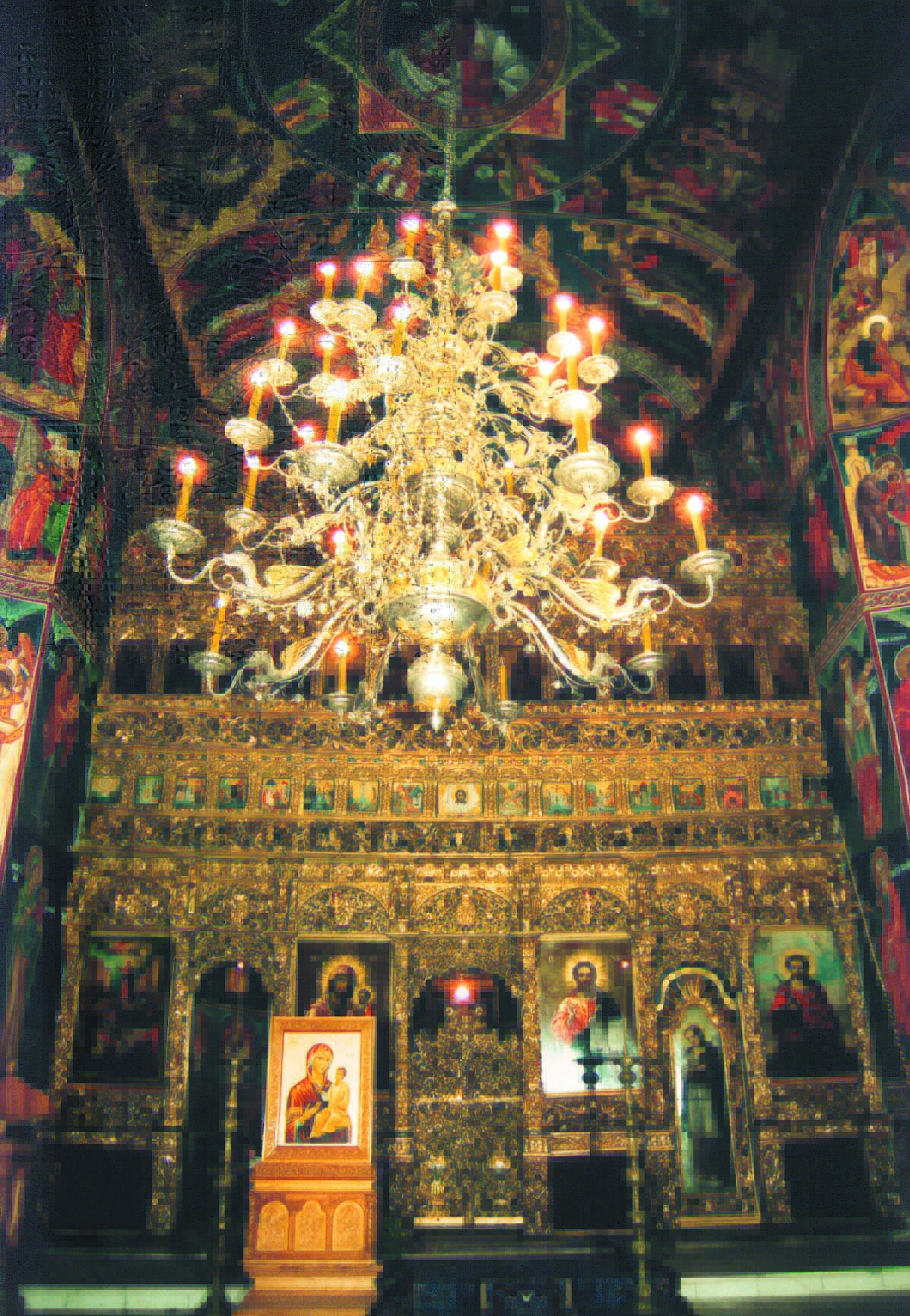 Fotografie - Catapeteasma Bisericii „Sfântul Gheorghe” din Iași (Vechea Mitropolie)
	Catapeteasma bisericii este o capodoperă a barocului. Lemnul de tei aurit, este lucrat cu migală și rafinament artistic. Ornamente vegetale și animaliere se întrețes cu vrejuri aurite într-o decorație deosebit de armonioasă și abundentă. Icoanele Mântuitorului și Sfântului Gheorghe de pe catapeteasmă, datând din anul 1805, sunt opera unui mare pictor, prea puțin cunoscut: Eustatie Altini. Fotografie - Catapeteasma Bisericii „Sfântul Gheorghe” din Iași (Vechea Mitropolie)
	Catapeteasma bisericii este o capodoperă a barocului. Lemnul de tei aurit, este lucrat cu migală și rafinament artistic. Ornamente vegetale și animaliere se întrețes cu vrejuri aurite într-o decorație deosebit de armonioasă și abundentă. Icoanele Mântuitorului și Sfântului Gheorghe de pe catapeteasmă, datând din anul 1805, sunt opera unui mare pictor, prea puțin cunoscut: Eustatie Altini.