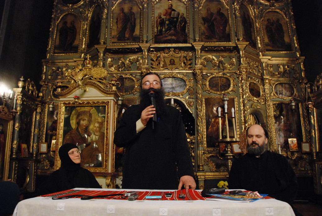 Serile Tălpălari, Iași, 22 martie 2010, Maica Siluana Vlad și părintele Nicolae Tănase împreună cu părintele Constantin Sturzu Serile Tălpălari, Iași, 22 martie 2010, Maica Siluana Vlad și părintele Nicolae Tănase împreună cu părintele Constantin Sturzu
