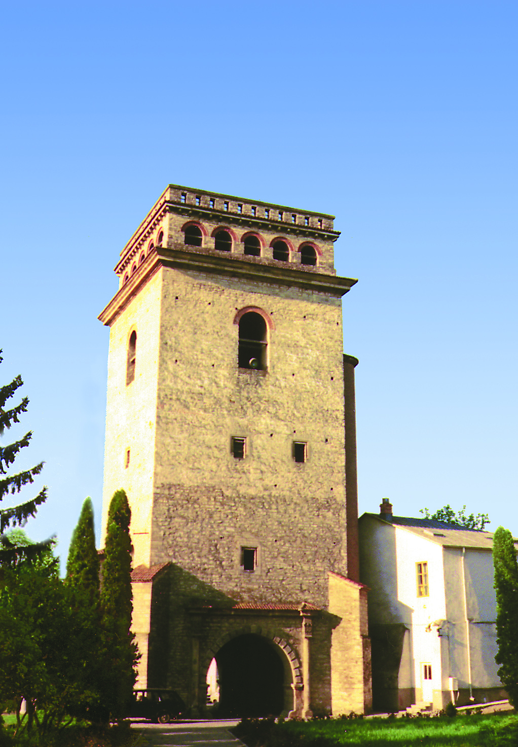 Turnul Goliei
	Turnul Goliei are o înălțime de 30 metri. Vizitatorul care dorește să aibă o panoramă a orașului trebuie să urce cele 120 de trepte. Cu baza pătrată de 5 metri pe laturi, un parter, două caturi boltite, o încăpere a clopotelor, o galerie superioară și terase, turnul este unul dintre simbolurile Iașilor. Prin anul 1890 era mai înalt decât astăzi și avea la partea superioară un balconaș. Acolo patrula un pompier, pentru a observa și anunța de îndată posibilele incendii. În prezent, turnul Goliei rămâne unul dintre locurile privilegiate de unde pelerinul poate contempla „orașul celor șapte coline”. Turnul Goliei