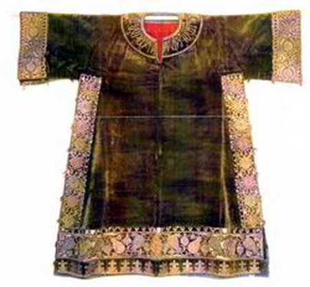 Sacosul Sfântului Mitropolit Varlaam al Moldovei 
	
	La Muzeul de Artă al României este conservat sacosul mitropolitului Varlaam (cu 22 de nasturi de aur, lucrat din catifea verde închis și brodat cu chenare de flori cusute în fir de aur și mărgăritare). Sacosul Sfântului Mitropolit Varlaam al Moldovei