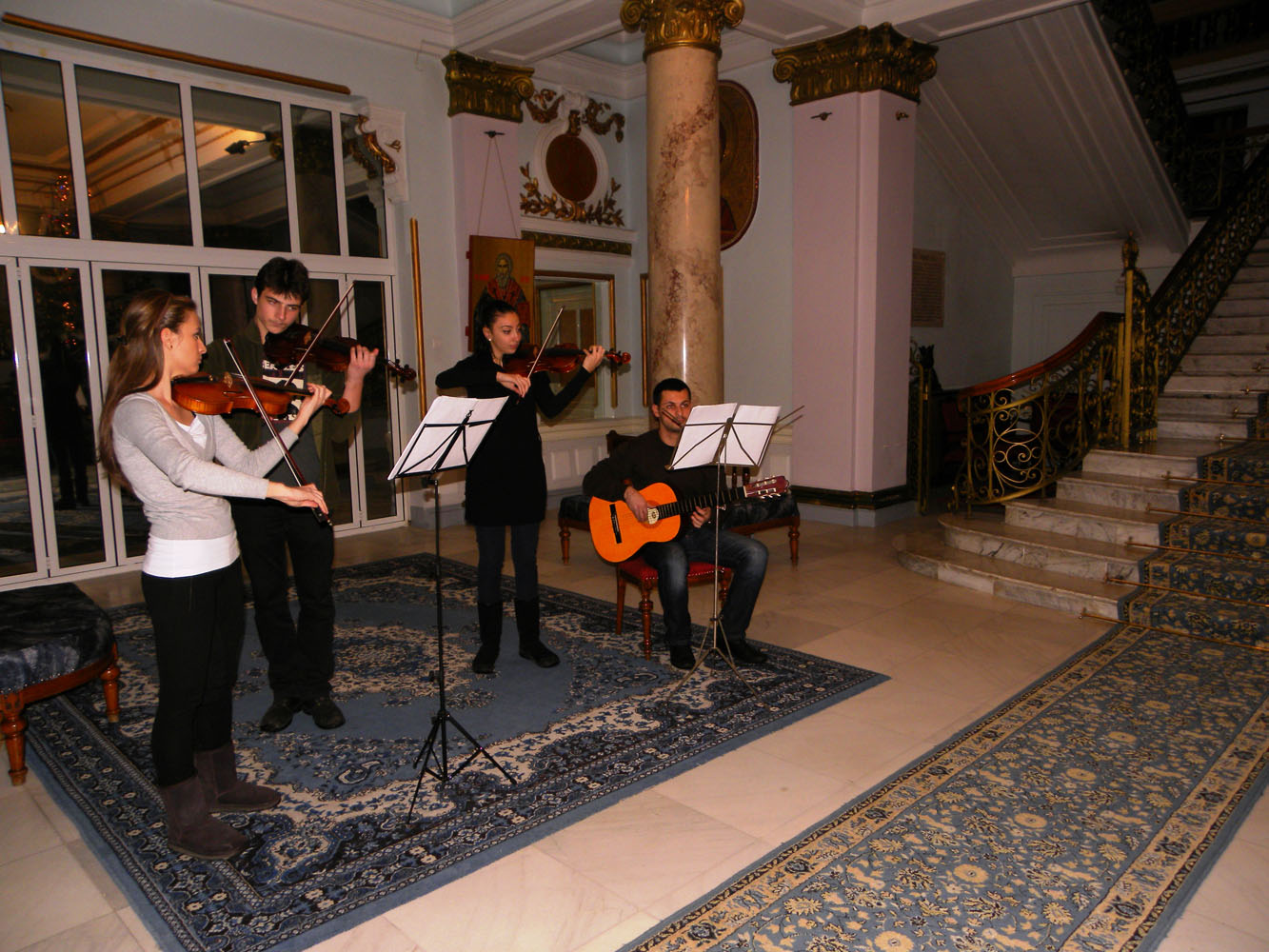 Colindători la IPS Teofan - Cvartet de coarde - Univ G. Enescu Colindători la IPS Teofan - Cvartet de coarde - Univ G. Enescu