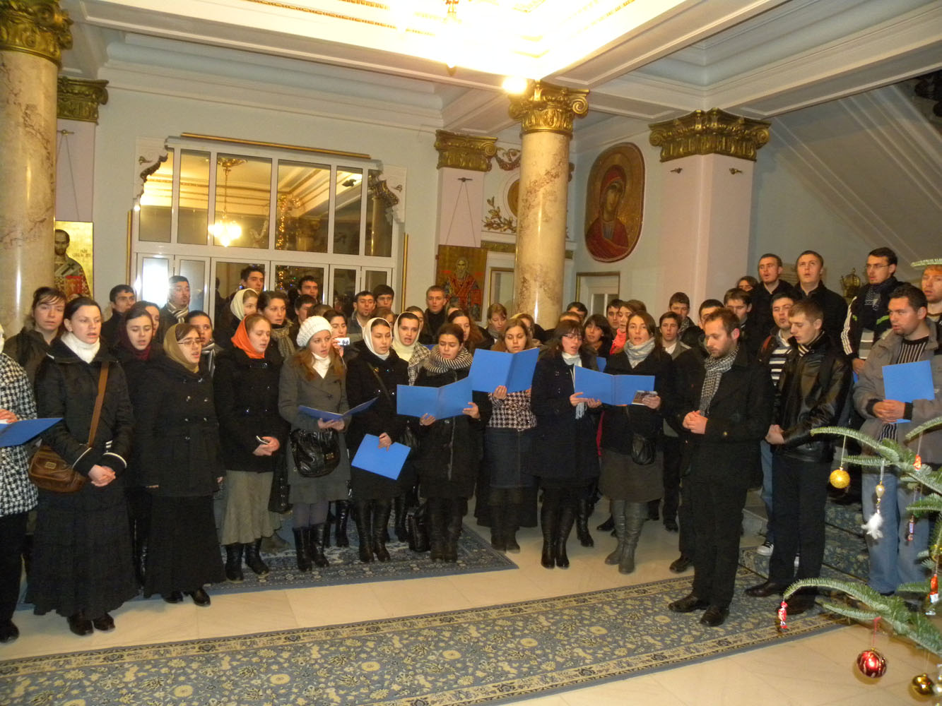 Colindători la IPS Teofan - Corul Psaltic Sf. Ioan Cucuzel Iași Colindători la IPS Teofan - Corul Psaltic Sf. Ioan Cucuzel Iași