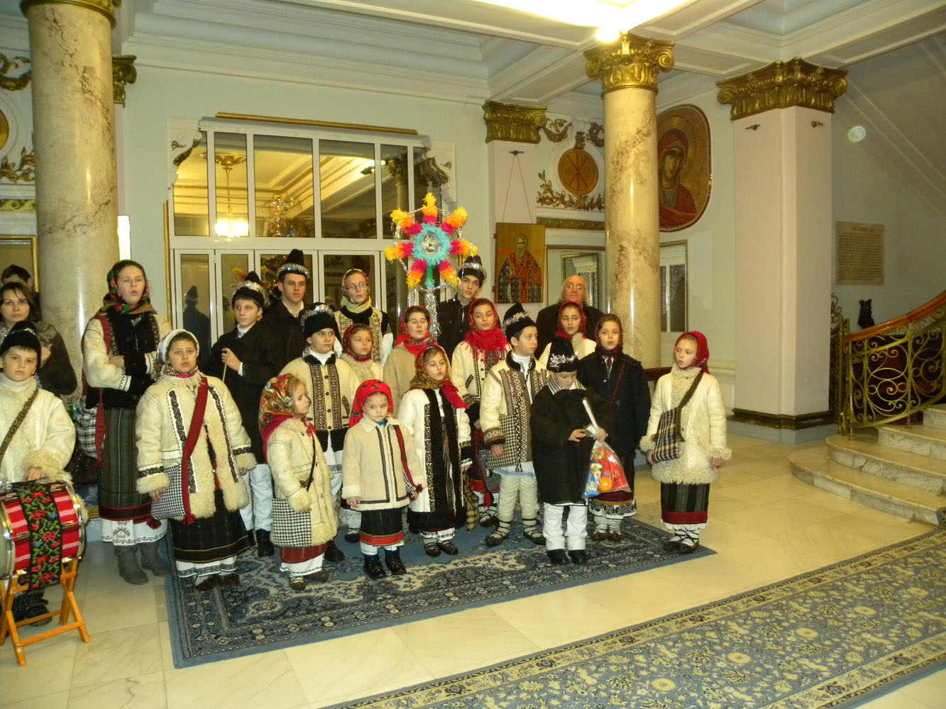 Colindători la IPS Teofan - Balada Bucovinei - Suceava - Dirijor George Sârbu Colindători la IPS Teofan - Balada Bucovinei - Suceava - Dirijor George Sârbu