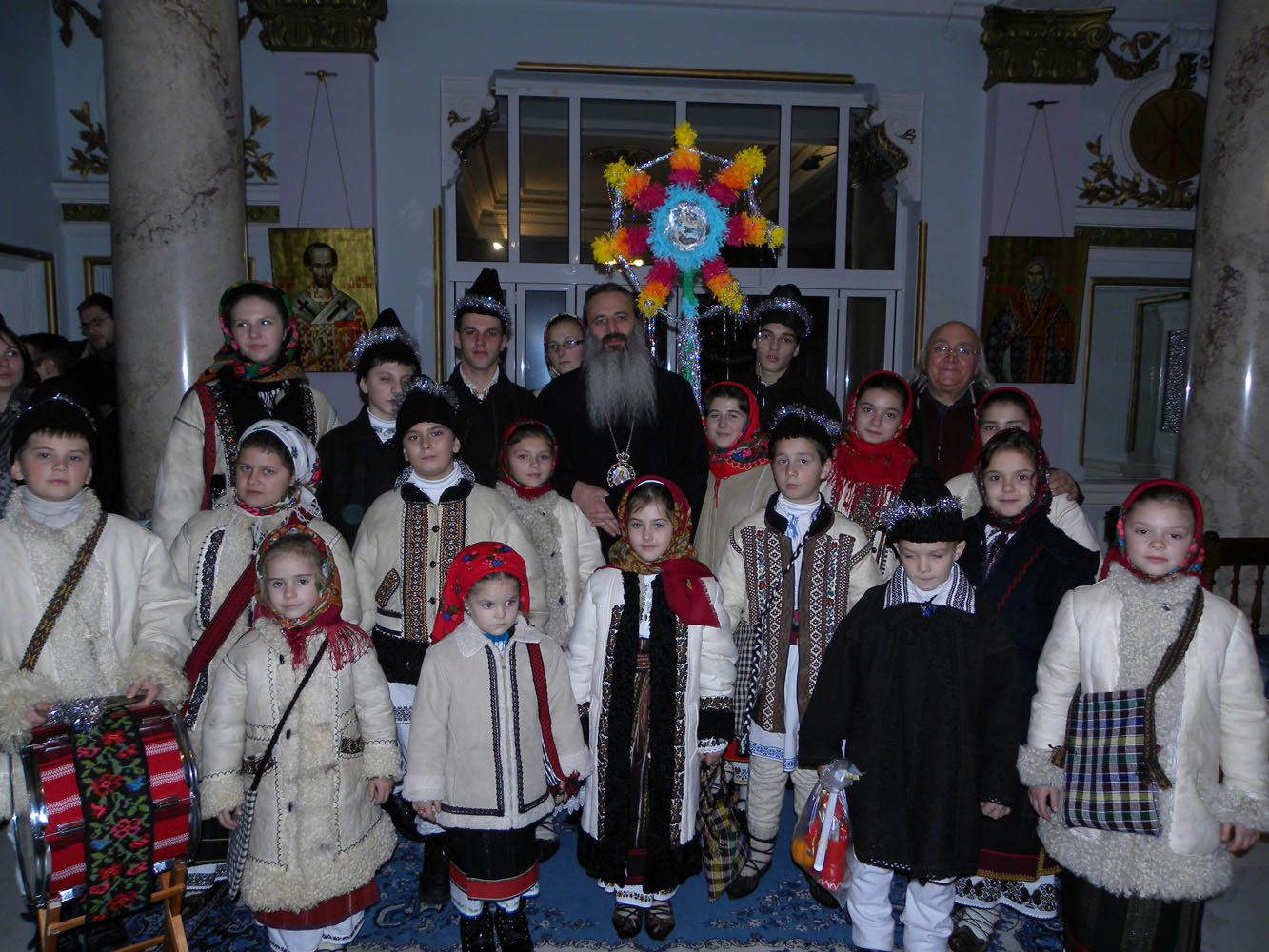 Colindători la IPS Teofan - Balada Bucovinei - Suceava - Dirijor George Sârbu Colindători la IPS Teofan - Balada Bucovinei - Suceava - Dirijor George Sârbu