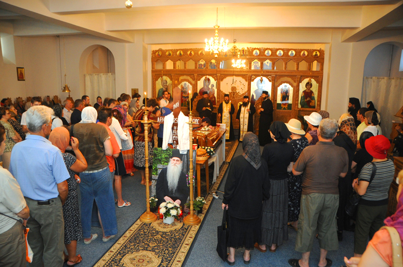 Sute de credincioși și-au luat aseară rămas bun de la Părintele Arsenie Papacioc Sute de credincioși și-au luat aseară rămas bun de la Părintele Arsenie Papacioc