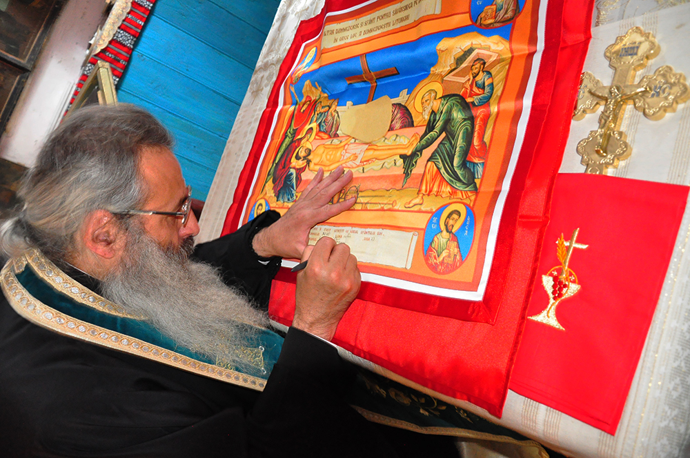 IPS Teofan a așezat antimise noi în opt parohii botoșănene (40 fotografii)