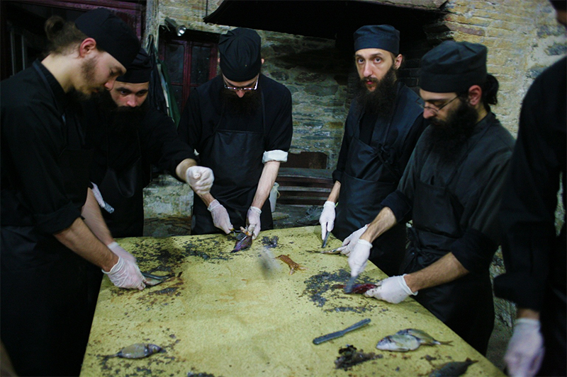 (Foto) Pregătiri pentru o supă de pește la Mănăstirea Vatoped