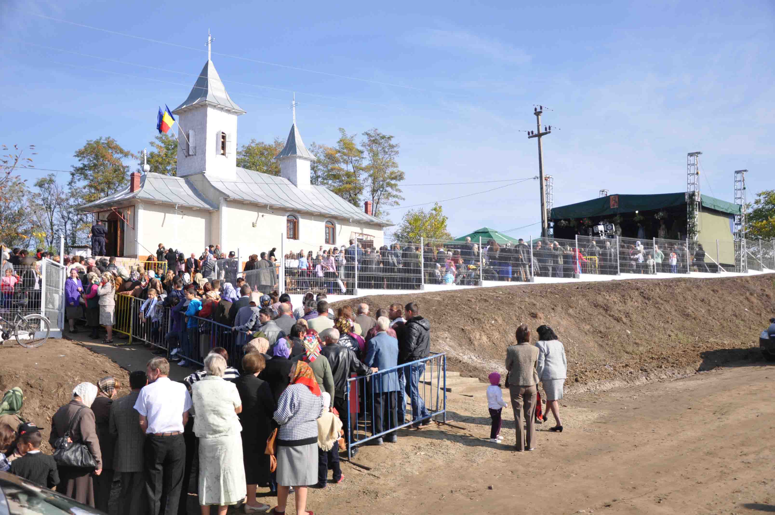 Sfinţirea Bisericii „Sfinţii Împăraţi Constantin şi Elena“ - Traian