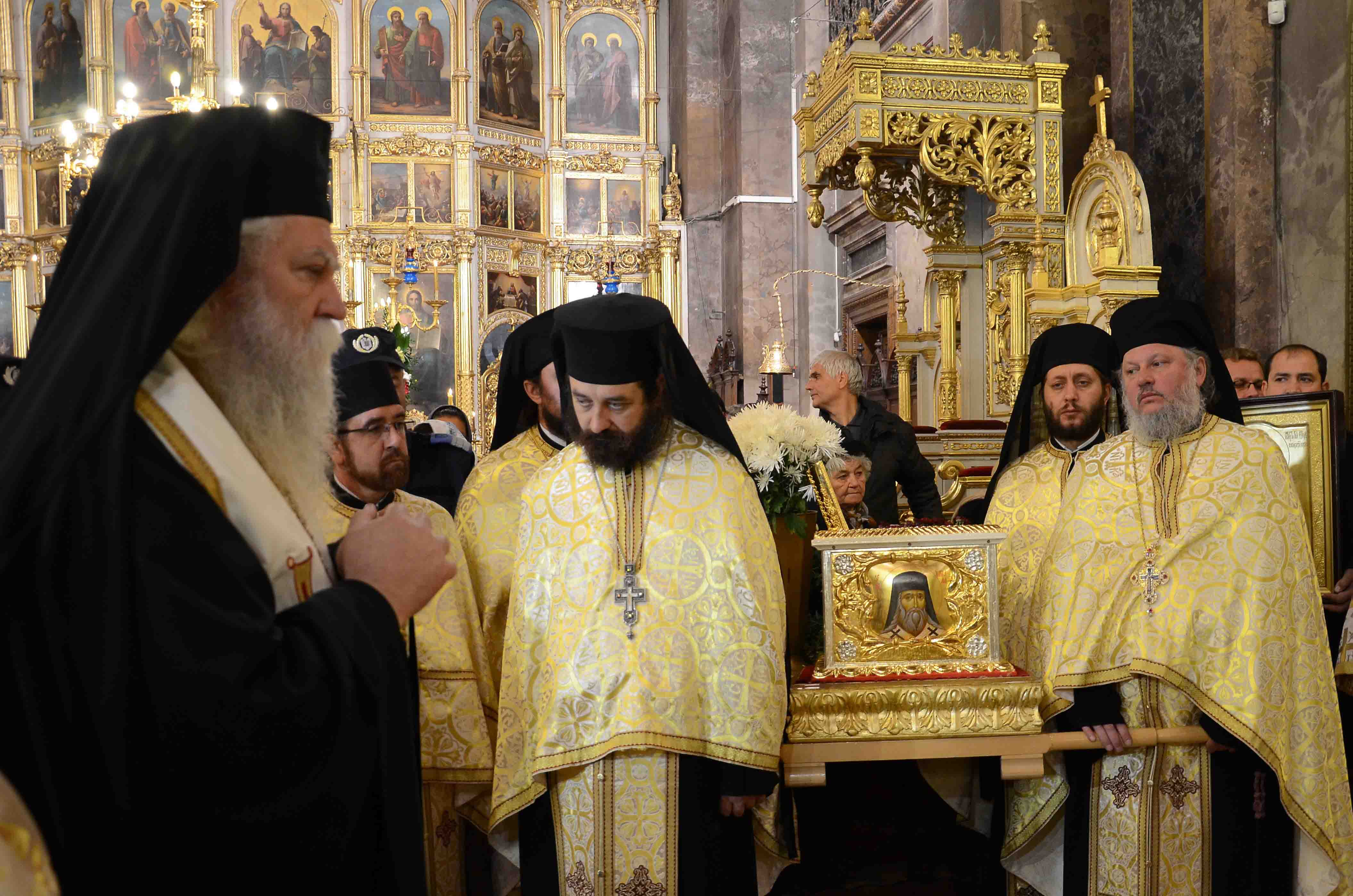 Scoaterea moaștelor Sf. Cuv. Parascheva și a Sf. Teofil