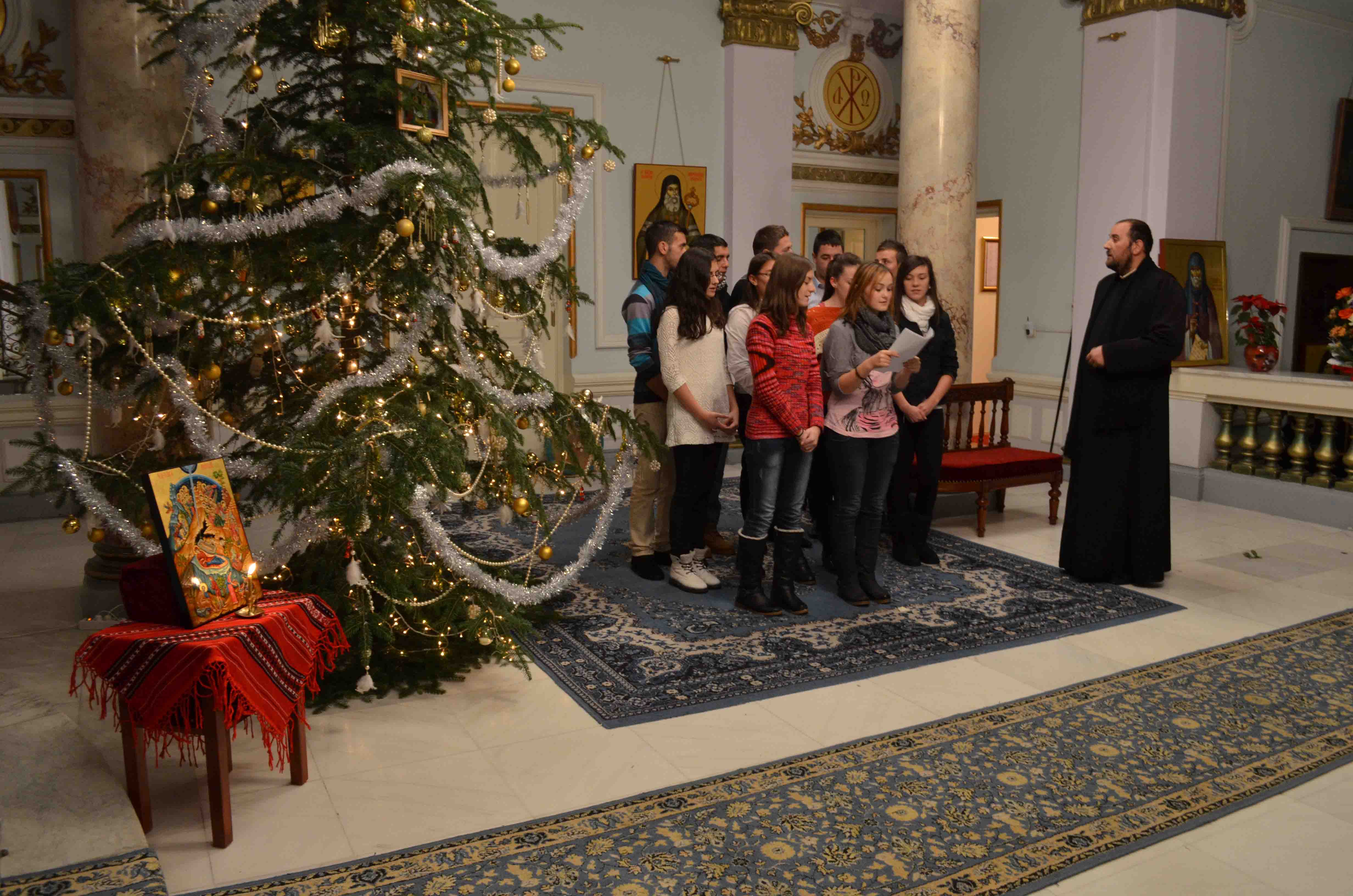 Colindători la Reşedinţa Mitropolitană - Parohia Tungujei, comuna Ţibăneşti