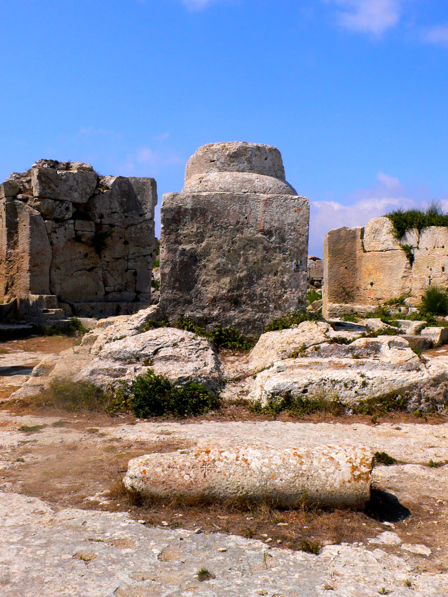 Imaginea stâlpului Sfântului Simeon din Muntele Minunat