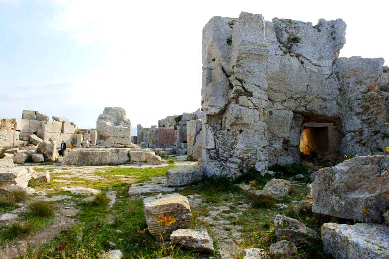 Ruine la Muntele Minunat. În centru se păstrează baza stâlpului.