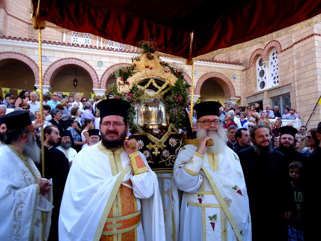 Procesiune cu moastele Sfântului Ierarh Nectarie - Insula Eghina 2012