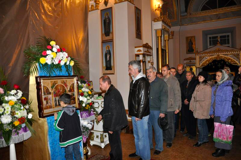 Procesiune cu icoana Maicii Domnului „Mângâierea celor necăjiți și întristați”