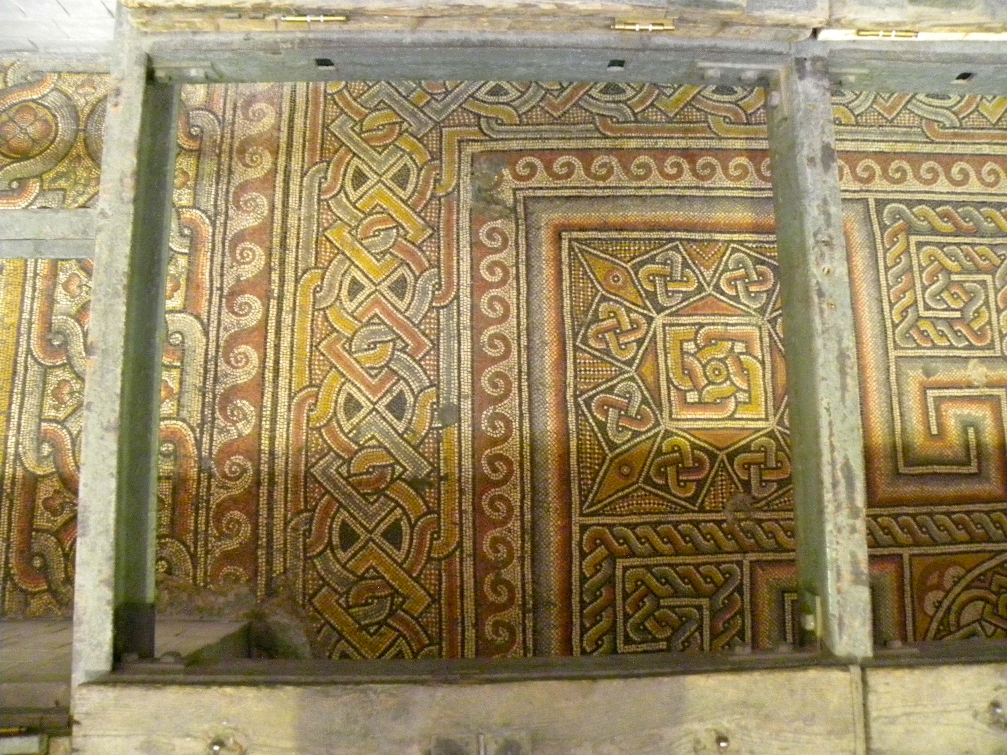 Bucăţi din mozaiul ce acoperă podeaua Bisericii Naşterea Domnului din Betleem