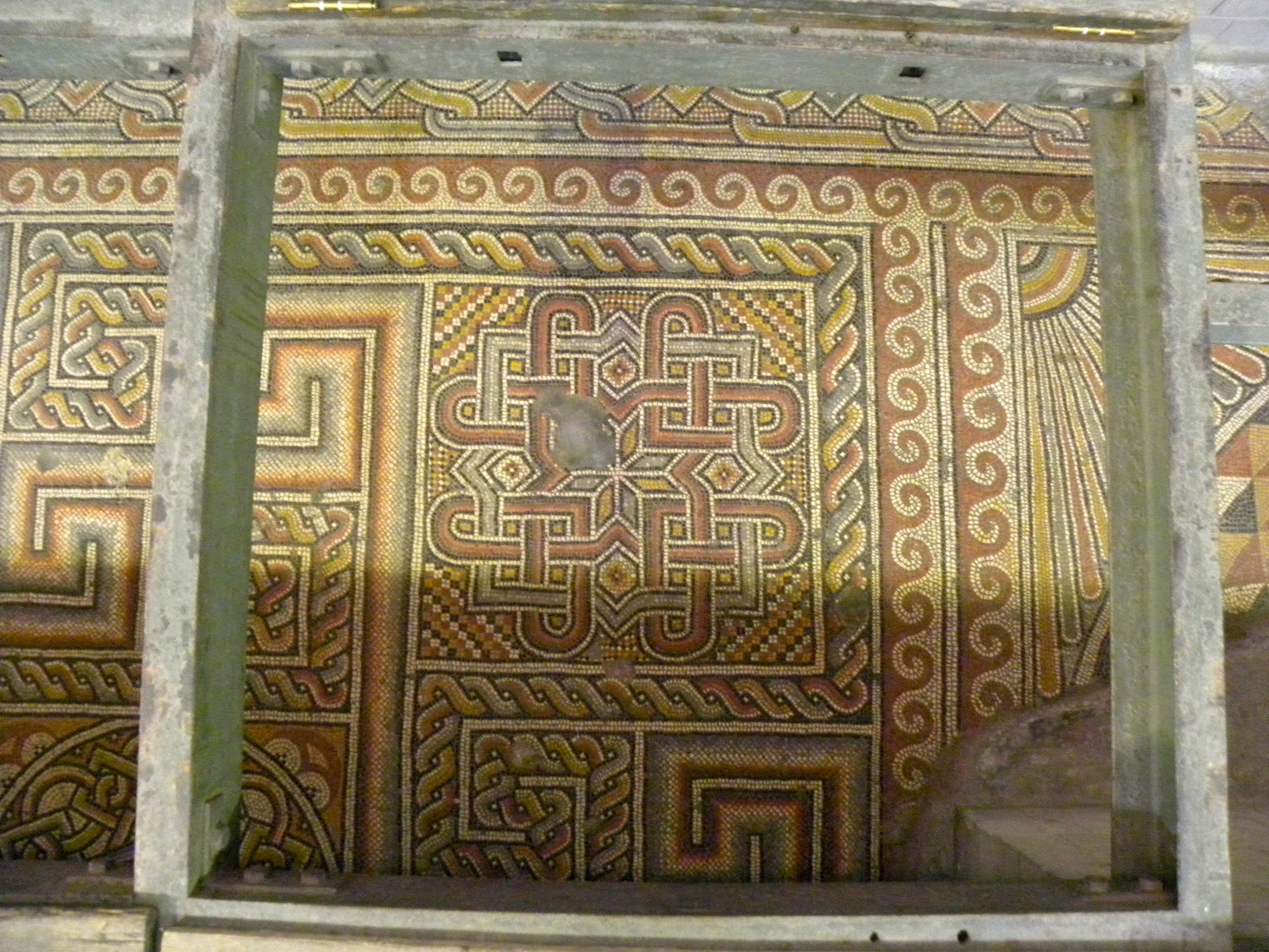 Bucăţi din mozaiul ce acoperă podeaua Bisericii Naşterea Domnului din Betleem