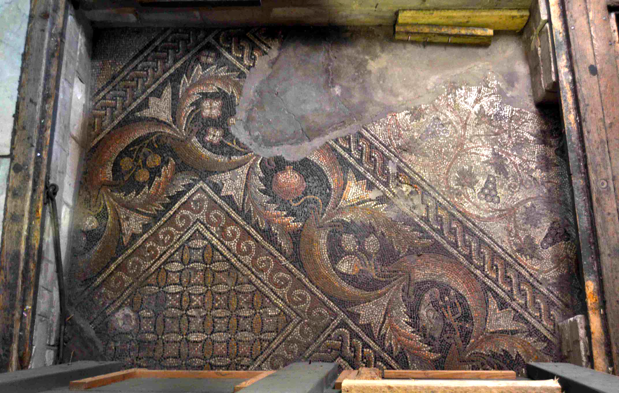 Bucăţi din mozaiul ce acoperă podeaua Bisericii Naşterea Domnului din Betleem