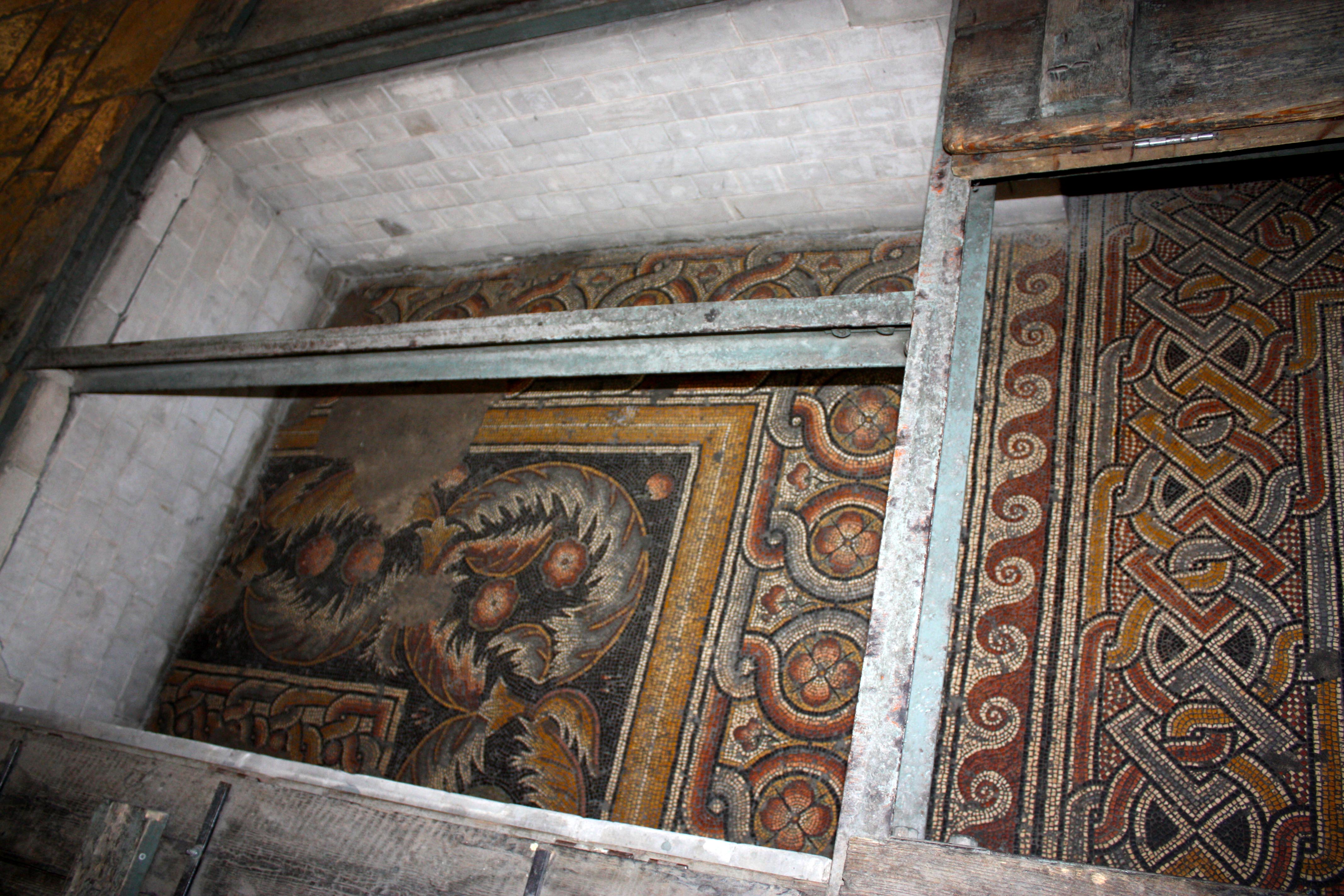 Bucăţi din mozaiul ce acoperă podeaua Bisericii Naşterea Domnului din Betleem