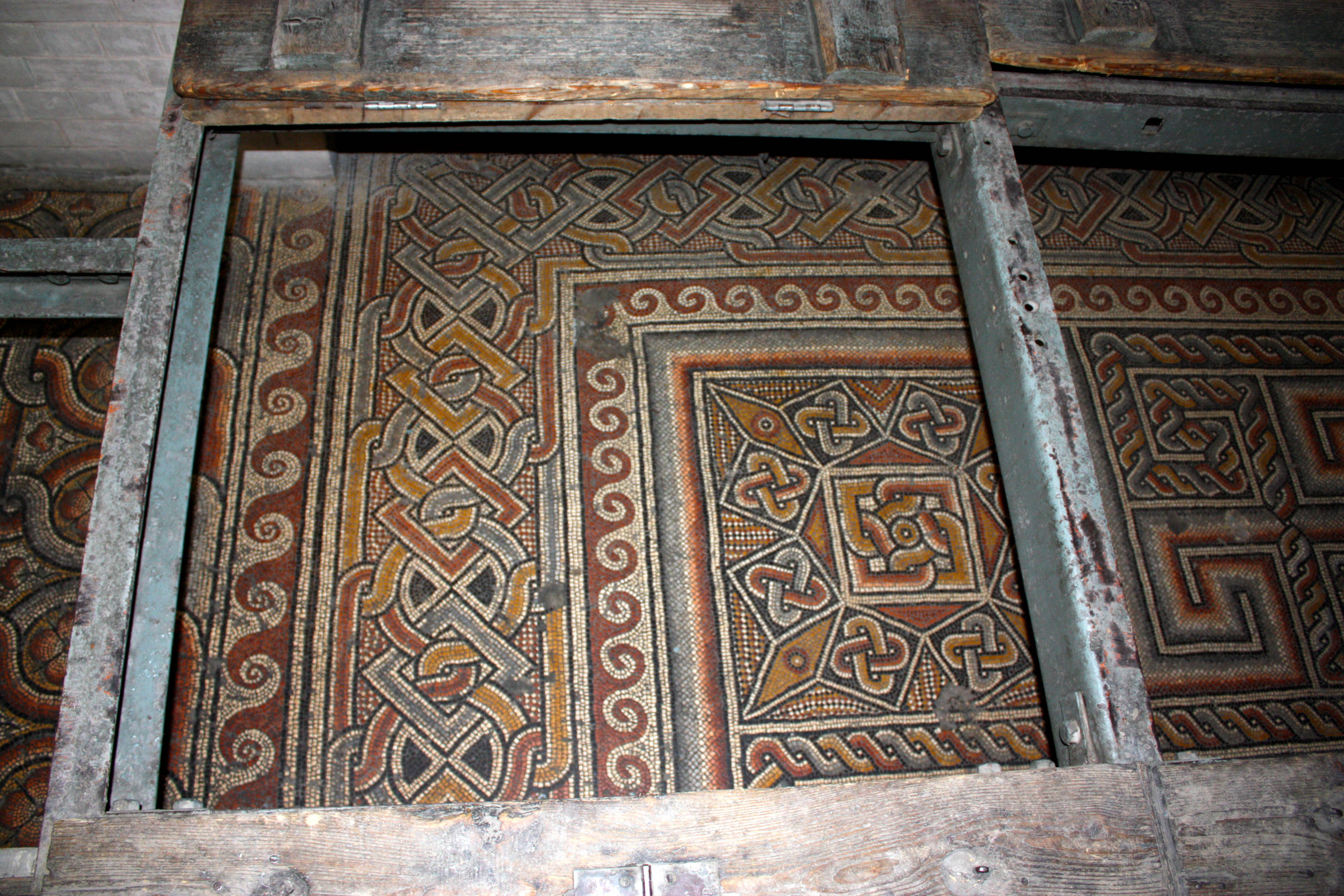 Bucăţi din mozaiul ce acoperă podeaua Bisericii Naşterea Domnului din Betleem