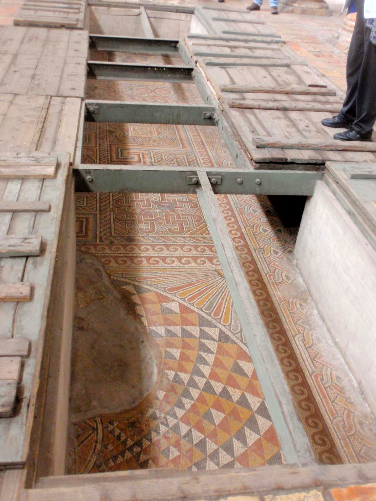 Bucăţi din mozaiul ce acoperă podeaua Bisericii Naşterea Domnului din Betleem