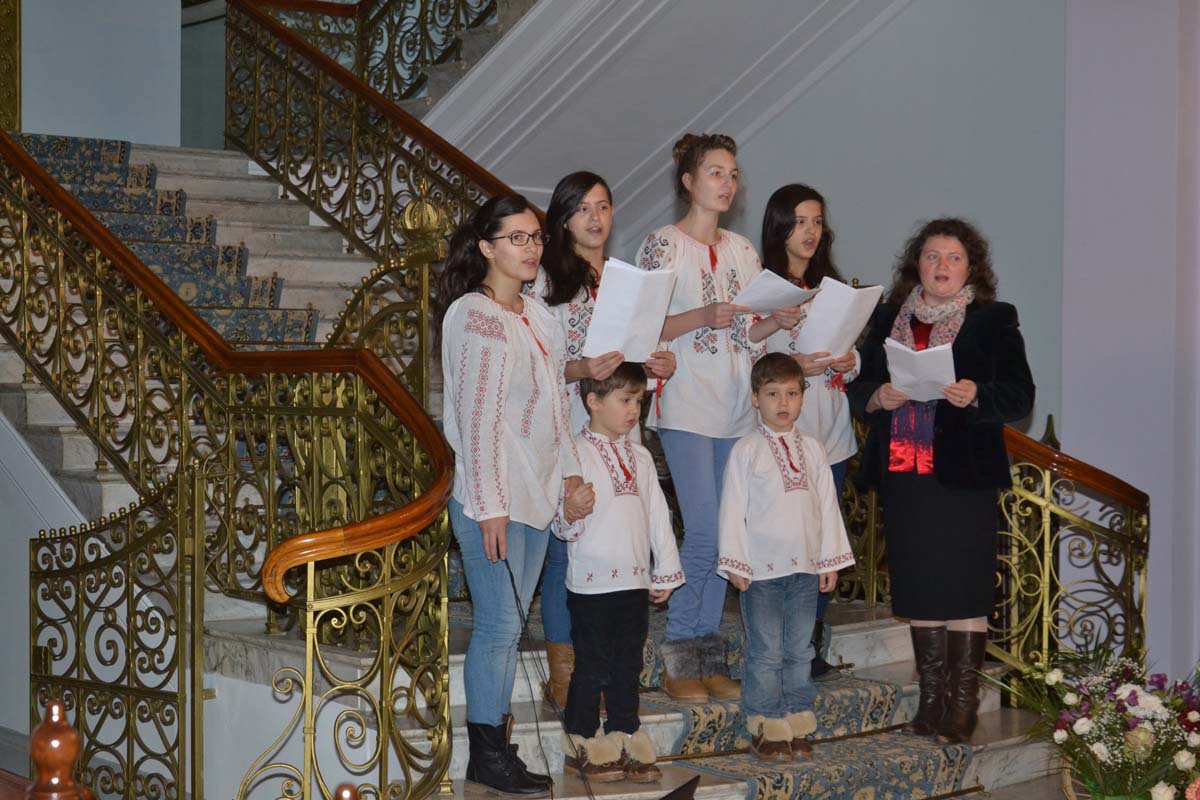 Colindători la Reşedinţa Mitropolitană - Grup de elevi de la Liceul Economic din Iaşi