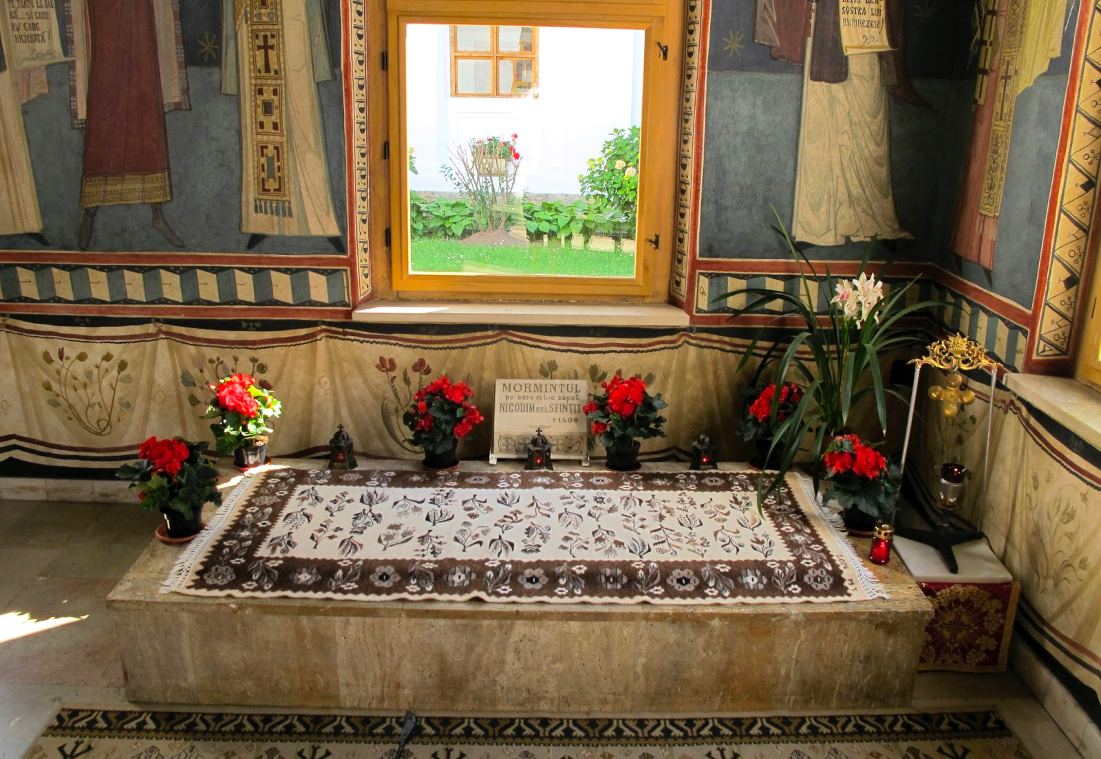 Mormântul Sfântului Nicodim de la Tismana Mormântul Sfântului Nicodim de la Tismana