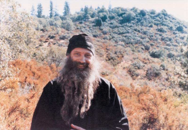 Părintele Serafim la schitul Sfântului Ilie, Noble Ridge, Platina, care ține de mănăstirea Cuviosului Gherman de Alaska. În fundal, vârful muntelui Cuviosului Gherman. Sursa: http://www.pravoslavie.ru/foto/set652.htm O viață în imagini - Părintele Serafim Rose (galerie foto)