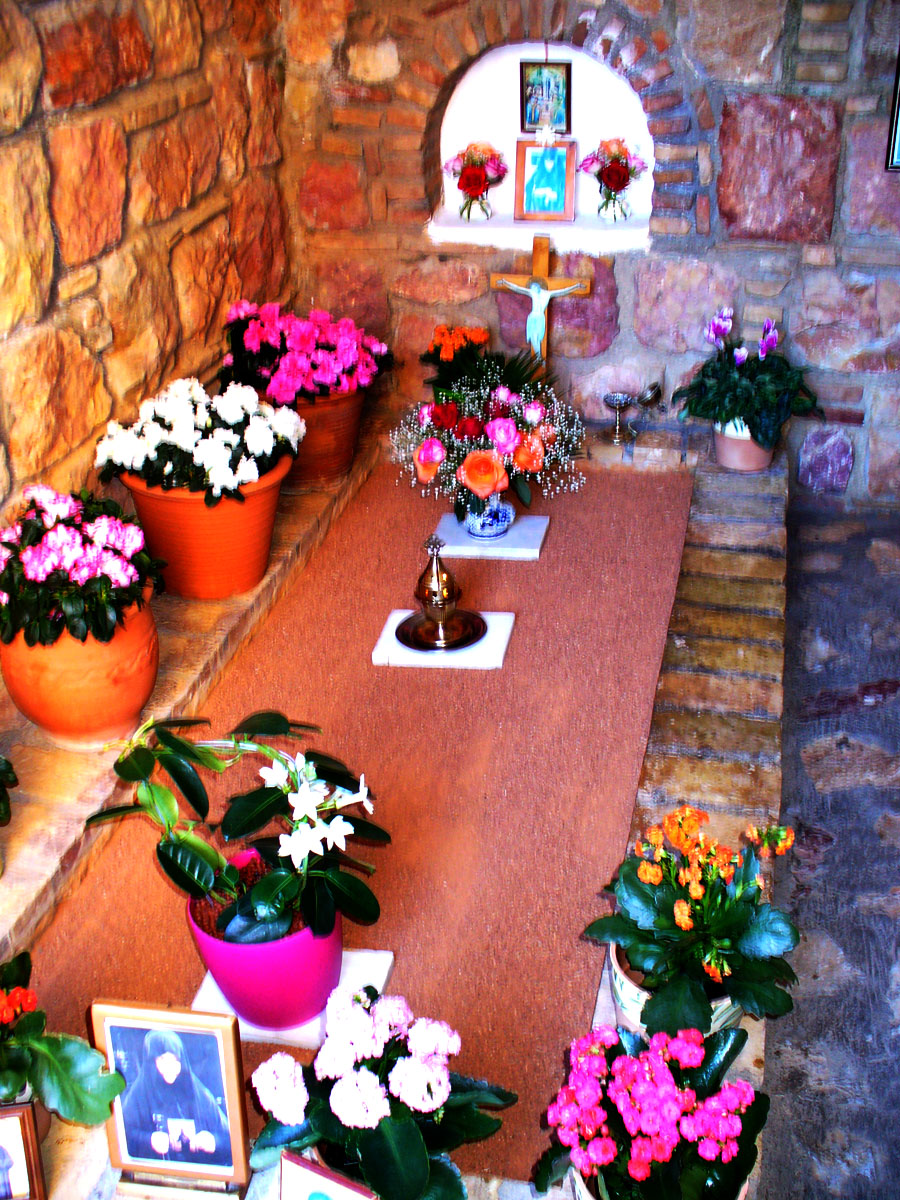 Mormântul Cuvioasei Macaria, stareţa Mănăstirii „Bunea Vestire” Nea Makri