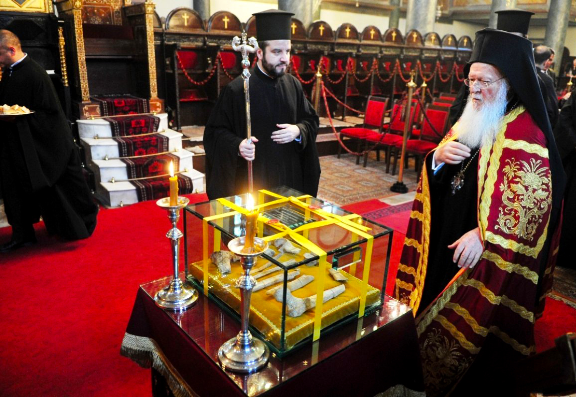 Patriarhul Bartolomeu închinându-se la Moaștele Sfântului Grigorie Teologul - Catedrala Sfantul Gheorghe, Patriarhia Ecumenica de Constantinopol (actualul Istanbul), Turcia Patriarhul Bartolomeu închinându-se la Moaștele Sfântului Grigorie Teologul - Catedrala Sfantul Gheorghe, Patriarhia Ecumenica de Constantinopol (actualul Istanbul), Turcia