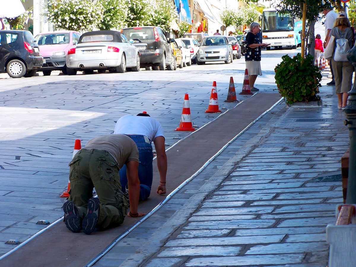 Pelerini urcând în genunchi scările din port până la biserica Maicii Domnului din Tinos