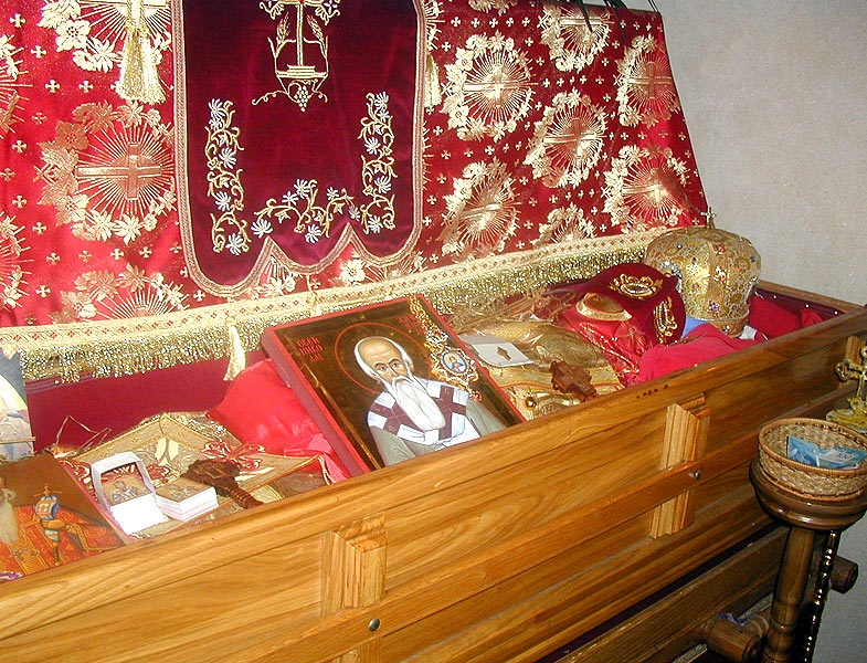 Racla cu moaștele Sfântului Nicolae Velimirovici