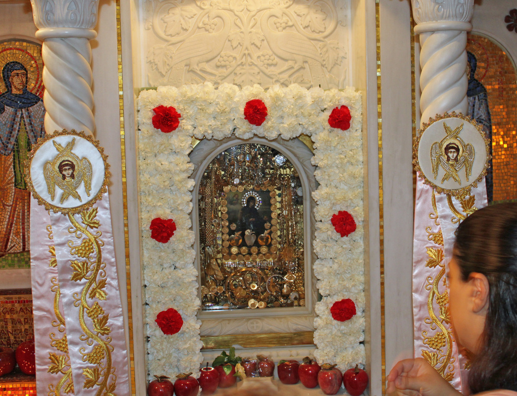 Icoana făcătoare de minuni a Sfintei Irina Hrisovalantou, care a primit mere din Rai