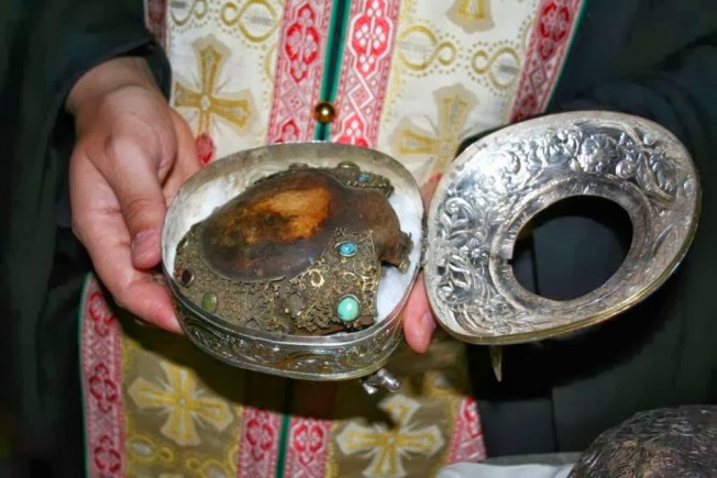 Racla cu Moaştele Sfântului Pantelimon de la mănăstirea Sfântul Pavel – Athos