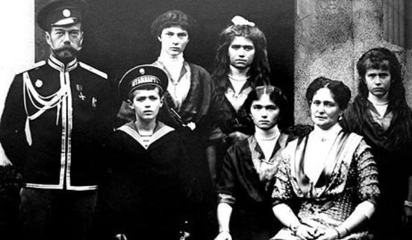 Sfinții Țari Mucenici Romanov: Nicolae și Alexandra și fiii lor Olga, Tatiana, Maria, Anastasia și Alexei