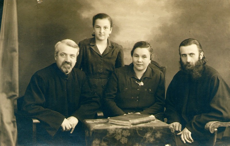Părintele Arsenie Boca împreună cu familia Stăniloae