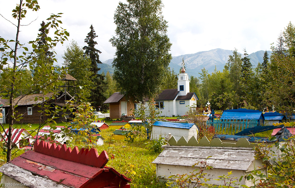 Culoare, linişte şi pace - Cimitirul vesel din Eklutna, Alaska