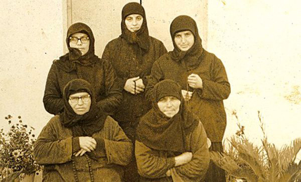 Gherondisa Anastasia împreună cu ucenicele Gherondisa Anastasia împreună cu ucenicele