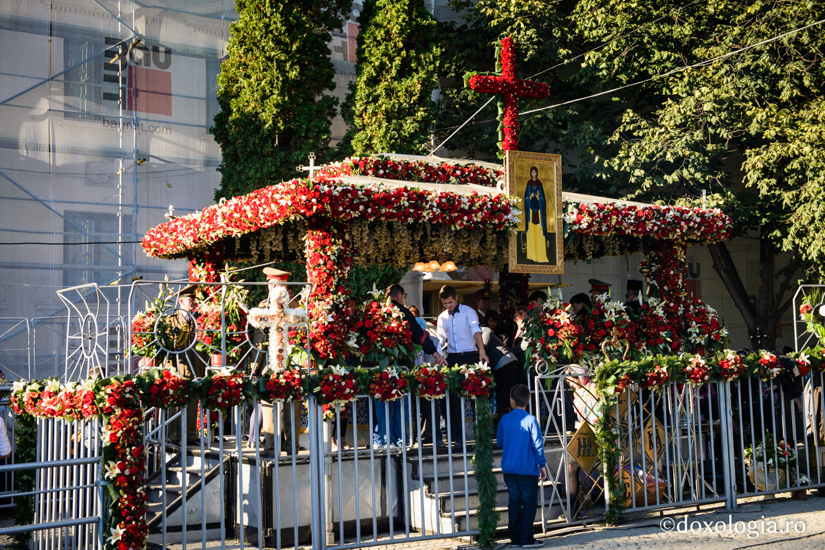 Închinătorii la moaştele Sfintei Parascheva şi ale Sfântului Constantin Brâncoveanu - galerie FOTO