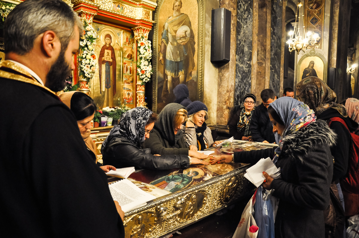 Scoaterea spre închinare a moaștelor Sfintei Cuvioase Parascheva - galerie FOTO