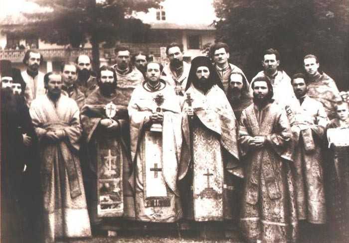 Ierodiaconul Antonie Plămădeală cu obștea Mănăstirii Slatina