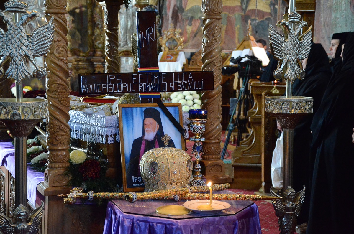 Înaltpreasfințitul Părinte „Eftimie cel Bun”, înmormântat în prezența a 10 ierarhi și a sute de preoți (GALERIE FOTO)