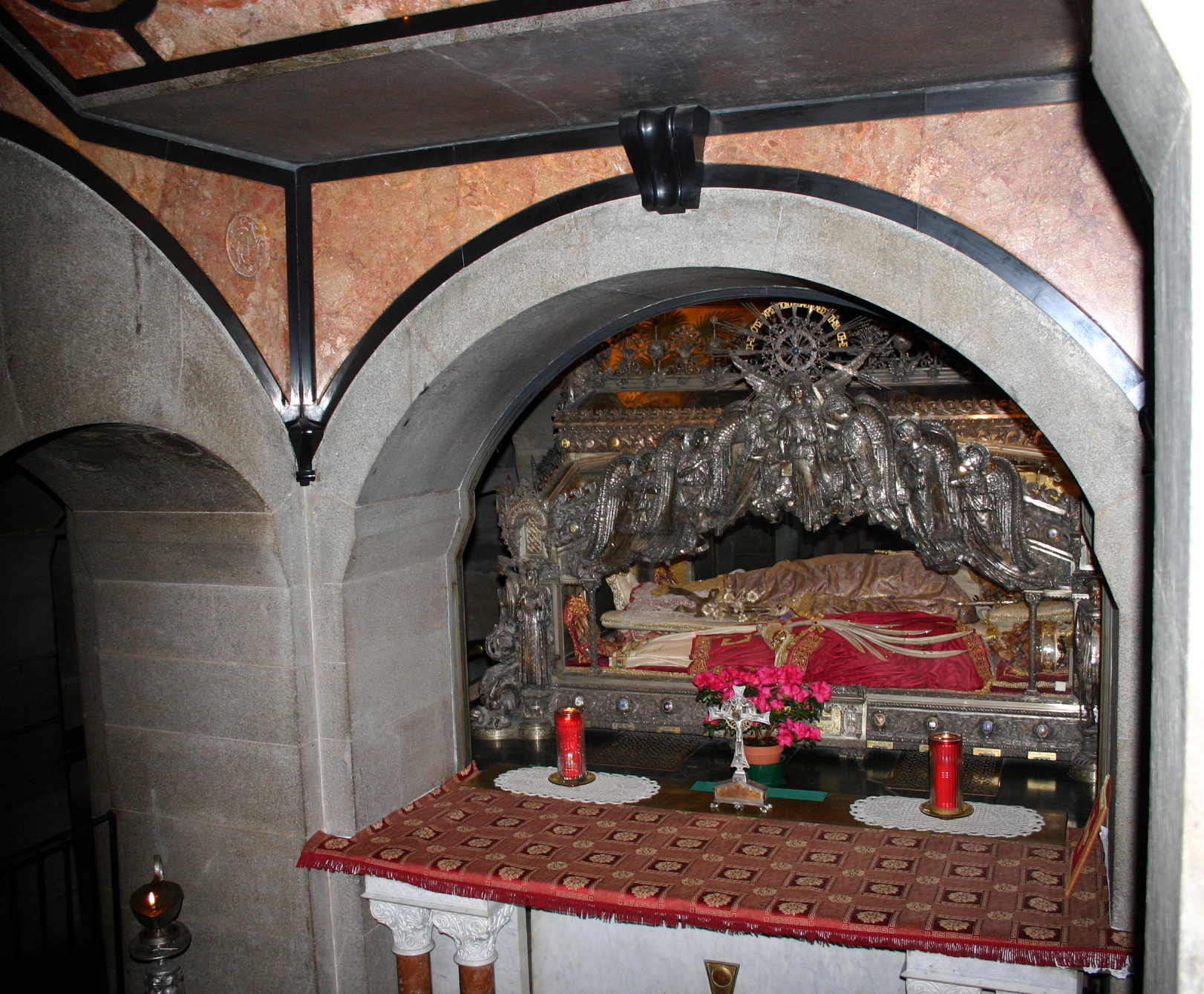 Moaștele Sfinților Ghervasie și Protasie descoperite de Sfântul Ierarh Ambrozie, Episcopul Mediolanului,  și așezate spre închinare în Basilica Sfântul Ambrozie din Milano Moaștele Sfinților Ghervasie și Protasie