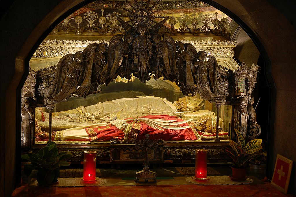 Moaștele Sfinților Ghervasie și Protasie descoperite de Sfântul Ierarh Ambrozie, Episcopul Mediolanului,  și așezate spre închinare în Basilica Sfântul Ambrozie din Milano Moaștele Sfinților Ghervasie și Protasie