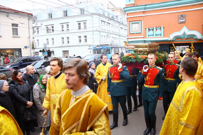 Procesiune cu părticele din moaştele Sfântului Ierarh Grigorie Taumaturgul, Episcopul Neocezareii Pontului, la biserica închinată sfântului, în oraşul Moscova, Rusia Procesiune cu moaştele Sfântului Ierarh Grigorie Taumaturgul, Episcopul Neocezareii Pontului