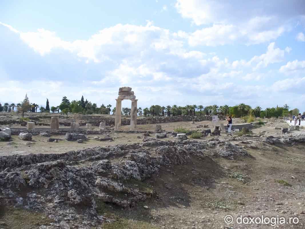 Oraşul Hierapolis - Turcia Oraşul Hierapolis şi ruinele Bisericii martiriului Sfântului Apostol Filip - Turcia - galerie FOTO