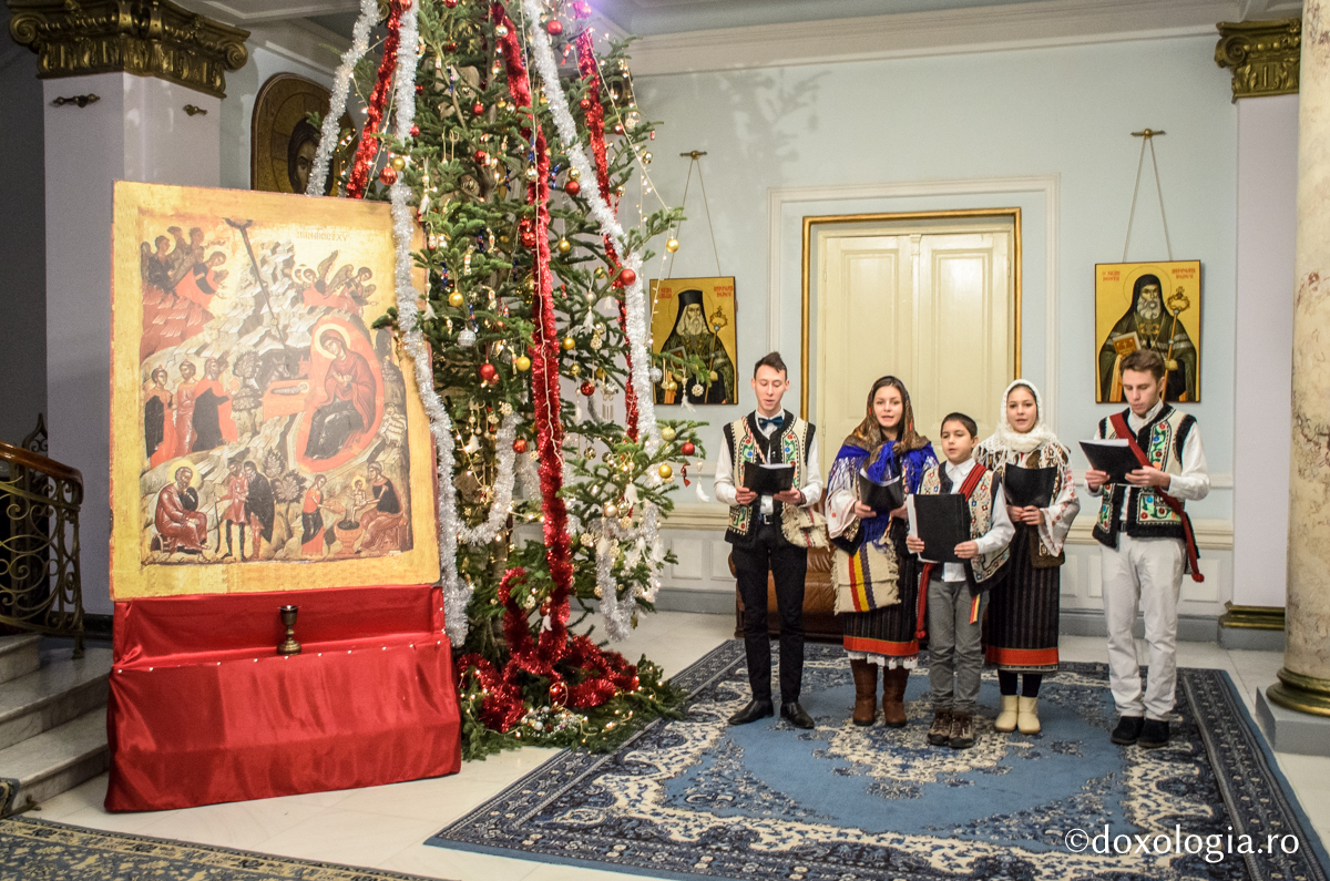 Colindători la Reședința Mitropolitană - Voluntari ai Centrului de prevenire Antidrog Iași și comisarul șef Ichim Romică Costică