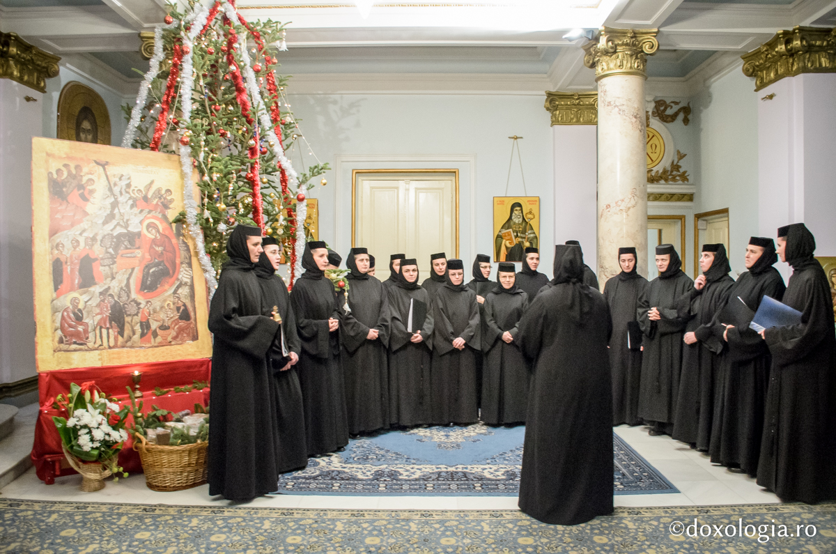 Colindători la Reședința Mitropolitană - Corul mănăstirii Văratec, Neamț