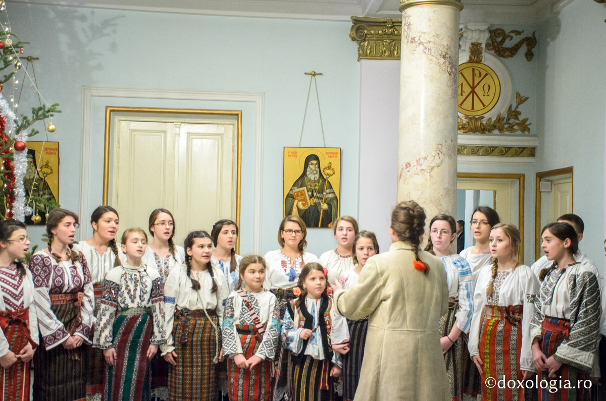 Colindători la Reședința Mitropolitană - Corul Angeli, parohia Sf. Haralambie, Tg. Neamț