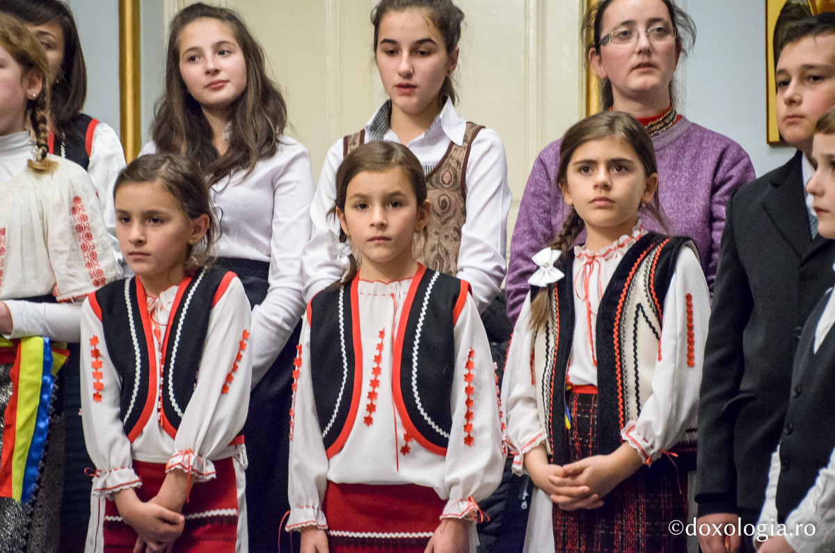 Colindători la Reședința Mitropolitană - parohia Zvorănești, județul Neamț