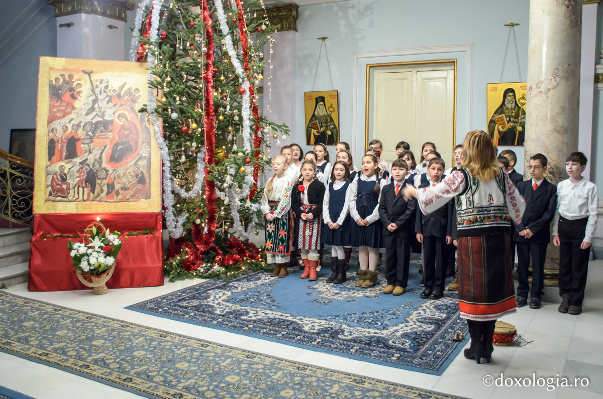 Colindători la Reședința Mitropolitană - Școala „Alexandrul cel Bun” din Iași, clasa a IV-a
